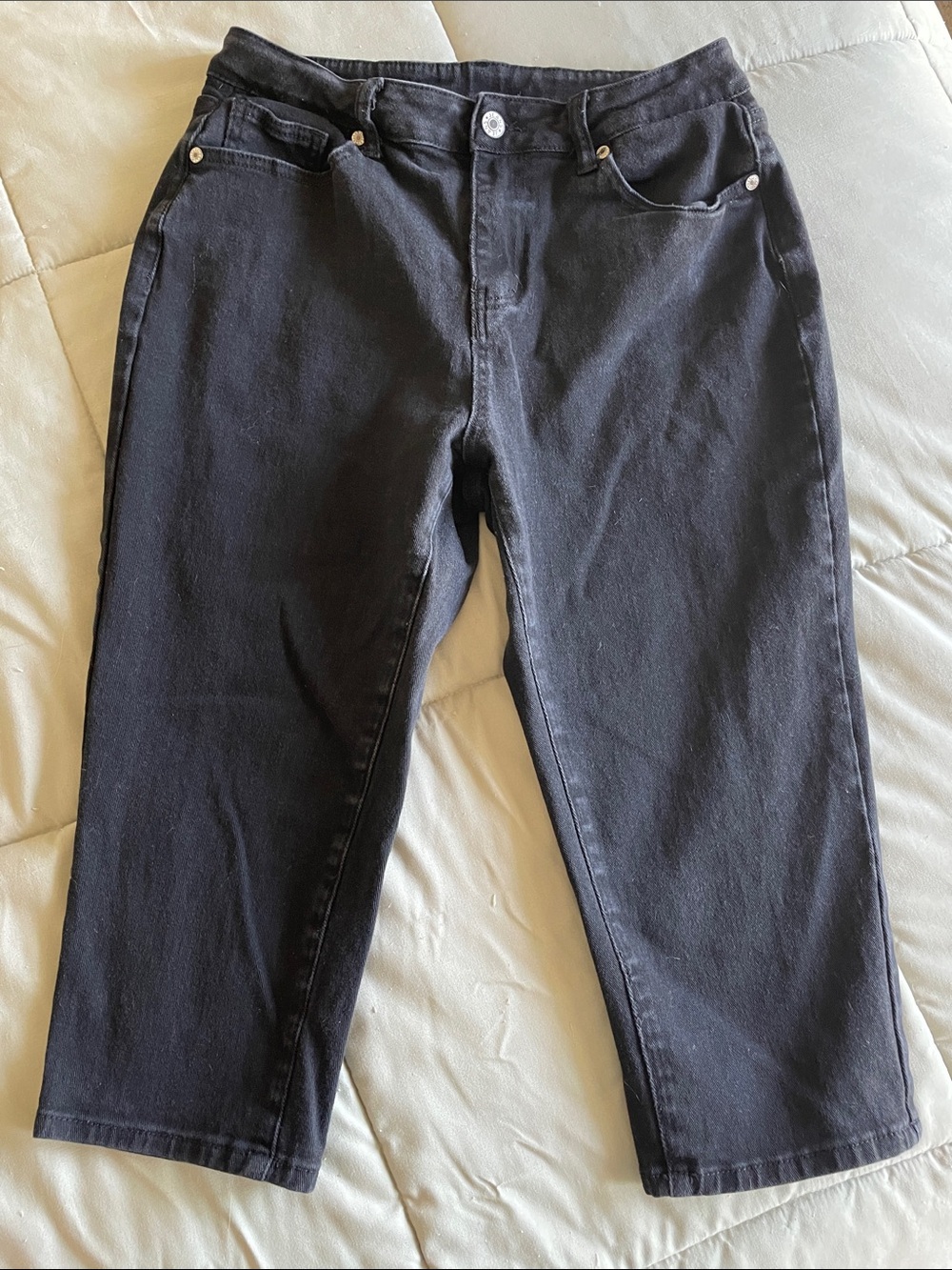 Classic Black Skinny Capri Jeans
